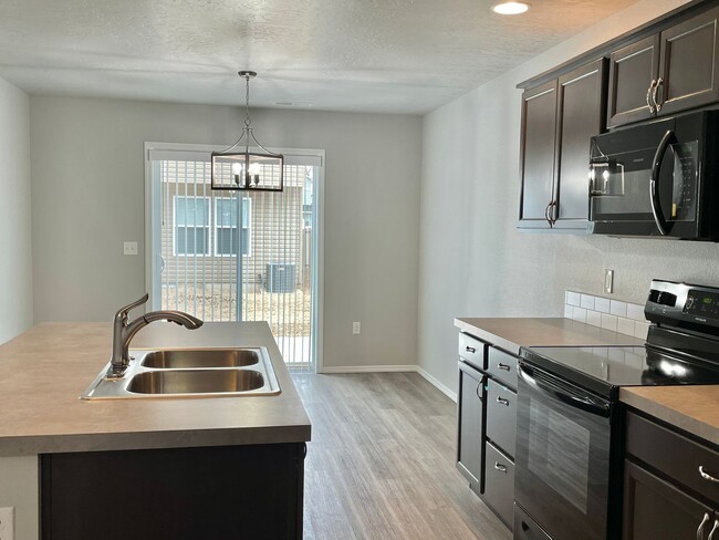 Building Photo - Beautiful brand new 3 bed/2.5 bath home in...