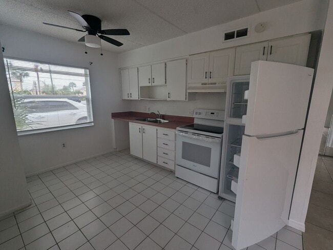 Building Photo - Palm Gardens - First Floor