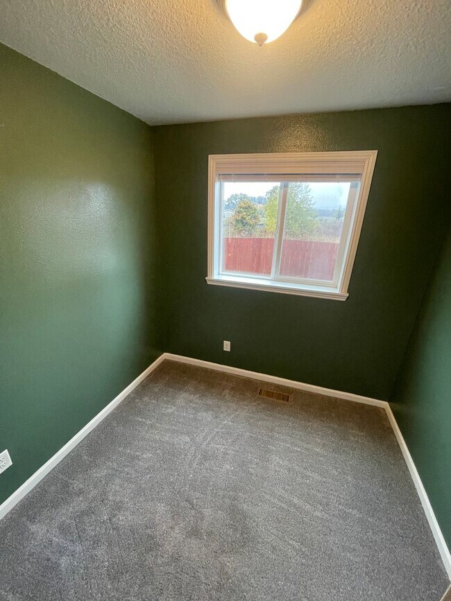 Building Photo - 4 Bedroom House in Jefferson!