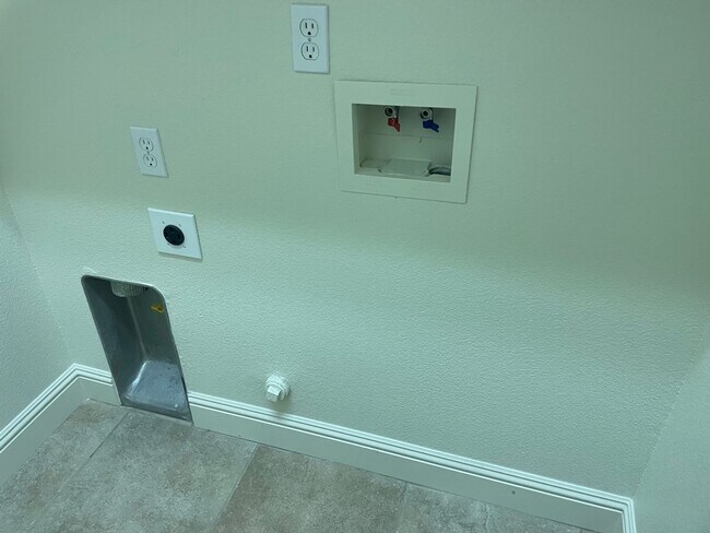 Building Photo - Empire Ranch!!