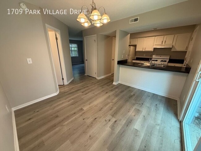 Building Photo - 1709 Park Village Dr