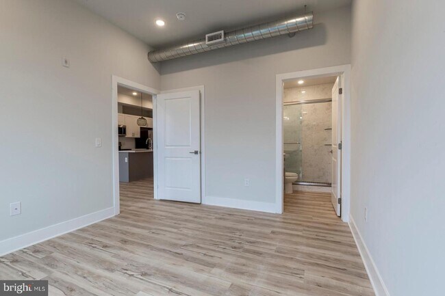Building Photo - 2440 Kensington Ave
