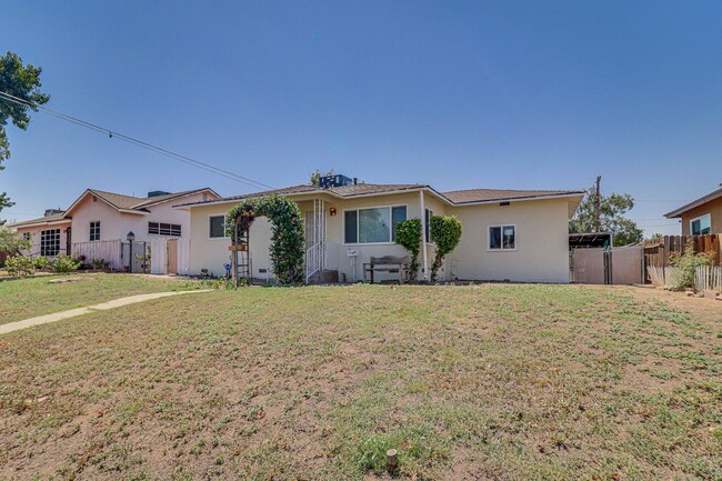 Building Photo - Newly Remodeled East Side Home!