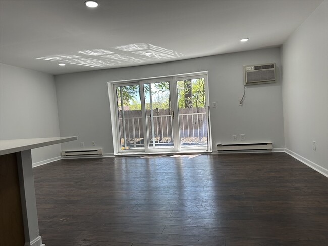 Building Photo - 31 Hamlin Ln