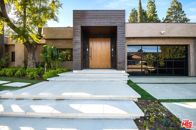 Building Photo - 16601 Park Ln Cir