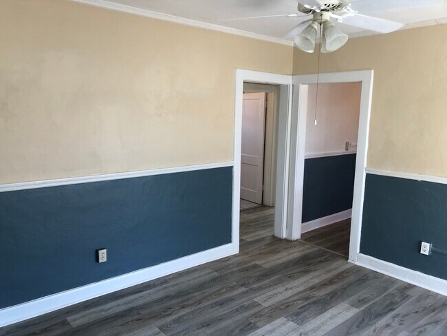 Building Photo - 418 Goodall Ave