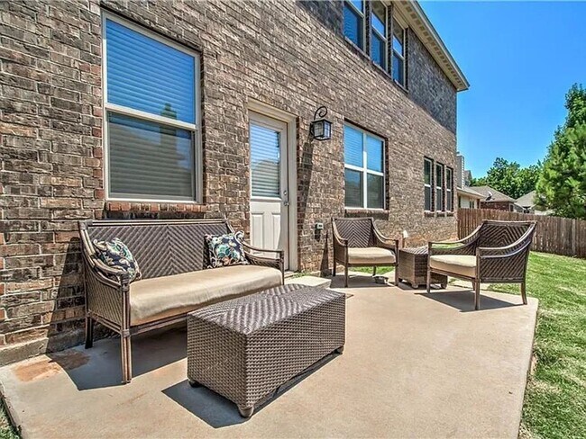 Building Photo - Beautiful 4bed/2.5bath Home Available in Mustang, OK