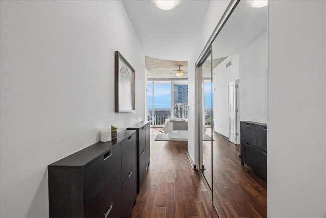 Building Photo - 360 Nueces St