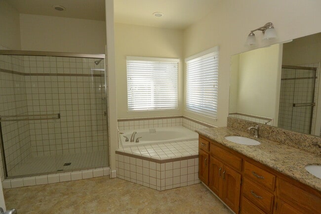 Building Photo - Home with pool