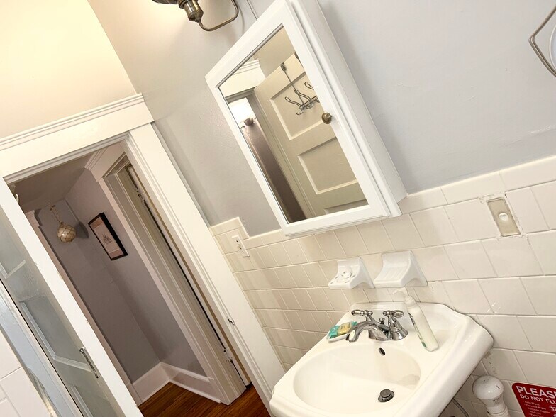 Building Photo - 1039 Riviera St