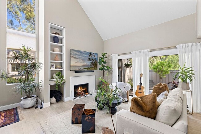 Building Photo - Charming Townhome in Turtle Rock