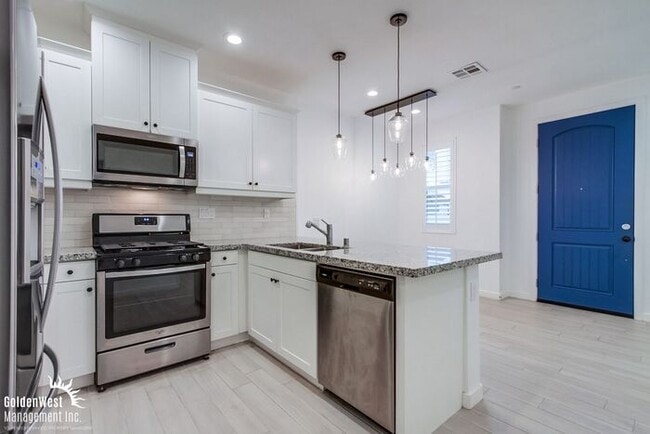 Building Photo - Stunning 3Bdm 2.5Ba Townhouse in Gated Com...