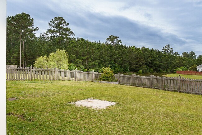 Building Photo - Three Bedroom House with Gated Backyard