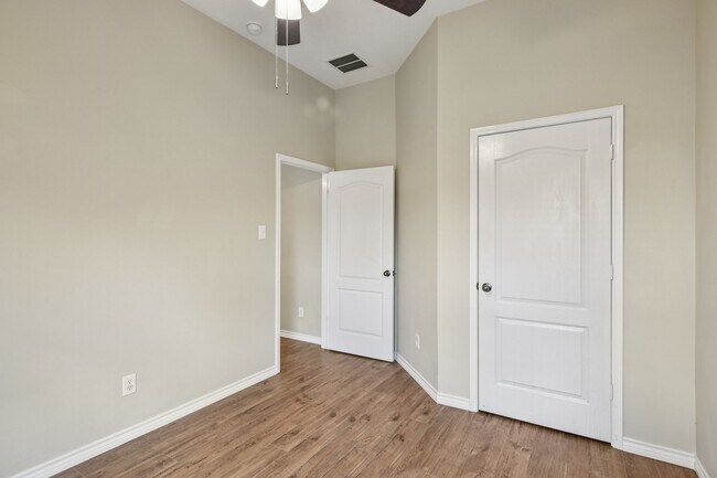 Building Photo - 3026 Sunset Park Dr