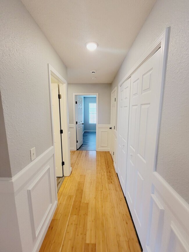 Building Photo - Bent Tree Subdivision - 4 BR - 2 Living Areas - 3 Car