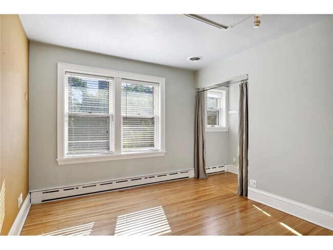 Building Photo - 1720 Mt Curve Ave