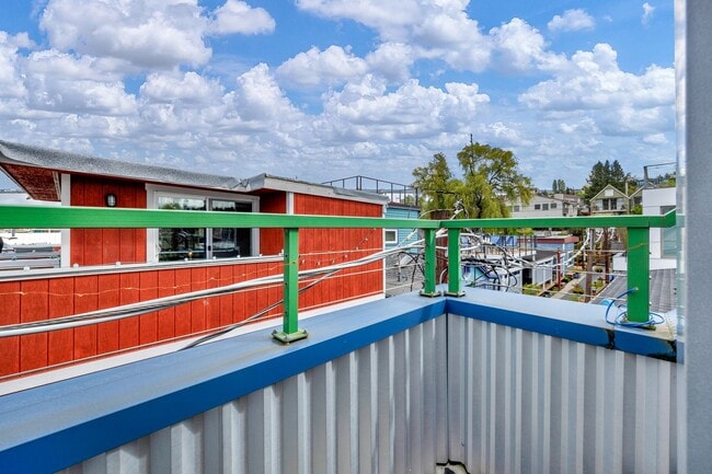 Building Photo - 2 bed 1.5 bath houseboat on Lake Union