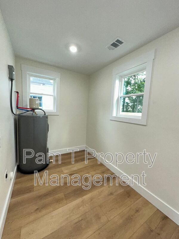 Building Photo - 618 E Waldburg St
