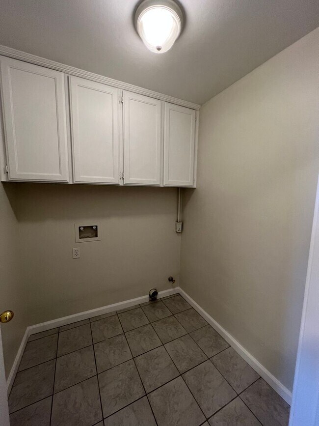 Building Photo - Spacious SW Bakersfield home!