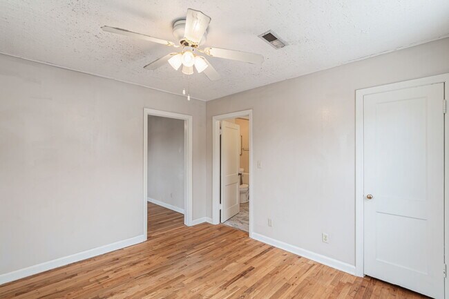 Building Photo - 1315 E Red Bud Rd