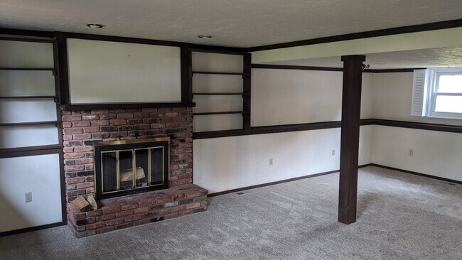 Family room - 6745 Middlebrook Blvd