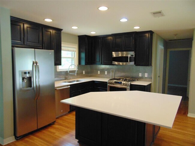 Building Photo - 210 W 55th St