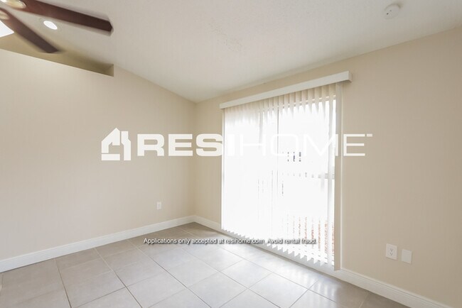 Building Photo - 8000 Glenridge Loop W