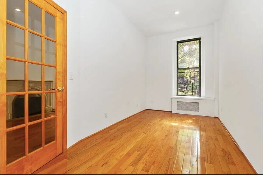 Building Photo - 125 E 39th St