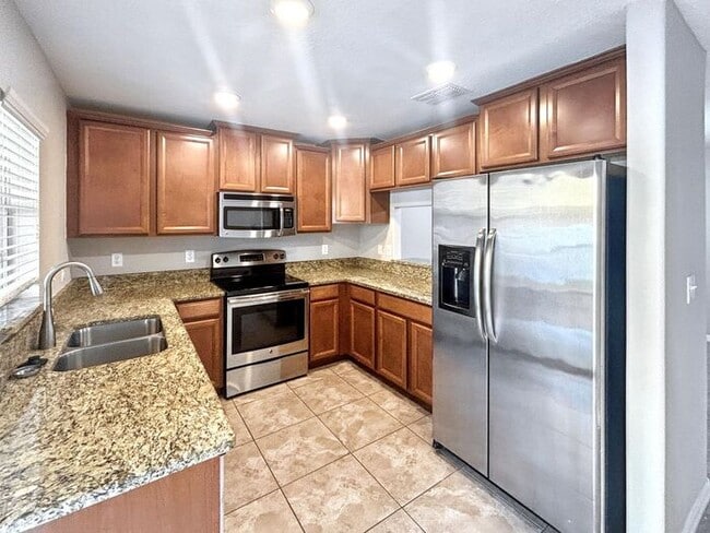 Building Photo - Beautiful 2-Bedroom Townhome with Modern A...