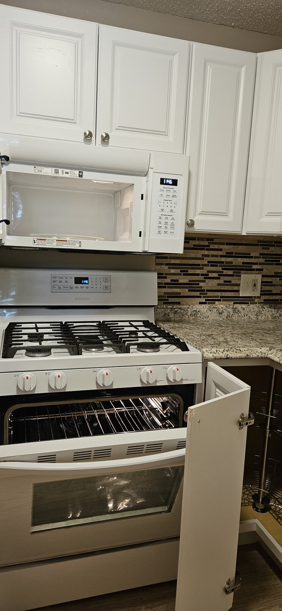 Full-size, like new oven/stove, microwave - 7206 Stagecoach Trl