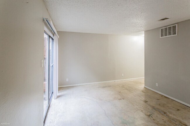 Building Photo - 2 br, 1 bath 4plex - 1220 Southport Dr A A