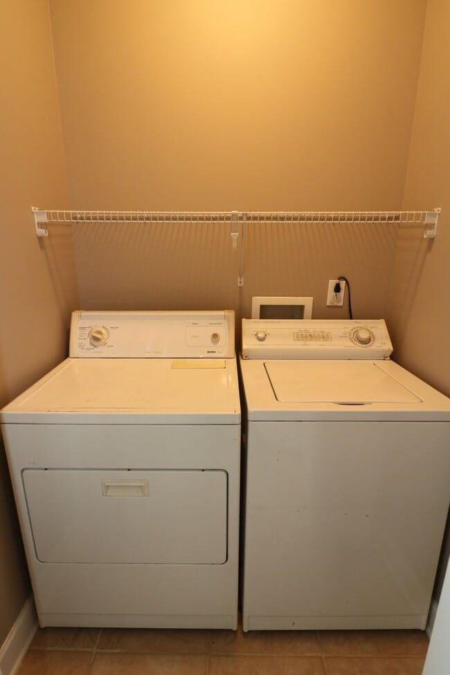 Building Photo - GREAT RENTAL IN FOX HOLLOW SUBDIVISION!