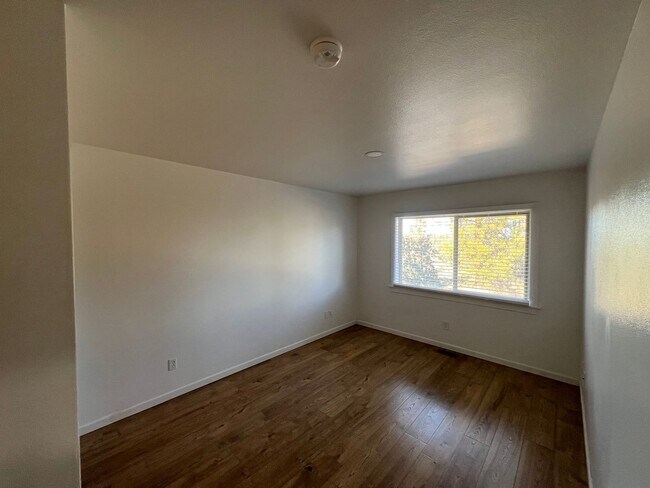 Building Photo - Beautiful Unique 4 Bedroom home with a loft & 3 full bathrooms! Move In Special $500 off first mo...