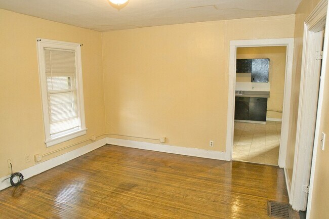 Building Photo - 865-869 Clifford