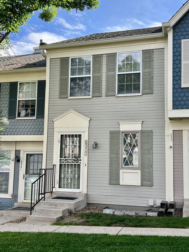 Building Photo - Renovated 3 Bedroom/2 Baths Townhouse in V...