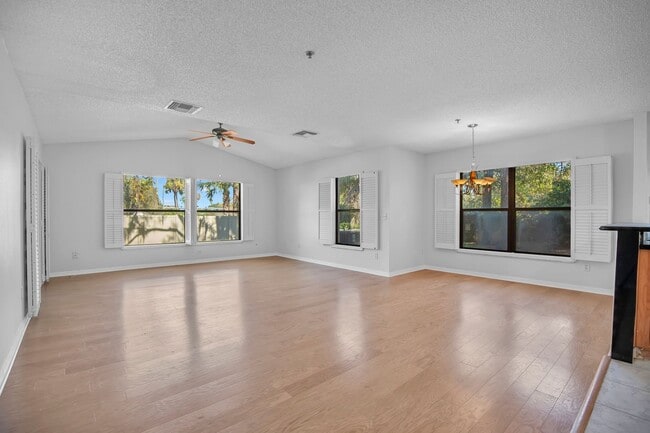 Building Photo - Spacious 3 Bedroom 2 Bath Condo in Gated Community of La Vita