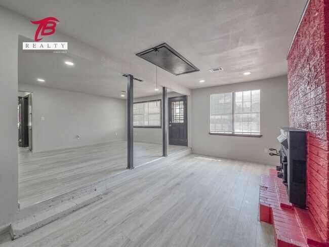 Building Photo - Charming and Newly Renovated 4-Bedroom Hom...