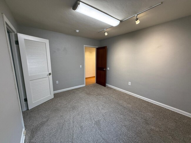 Building Photo - 580 N 13th St