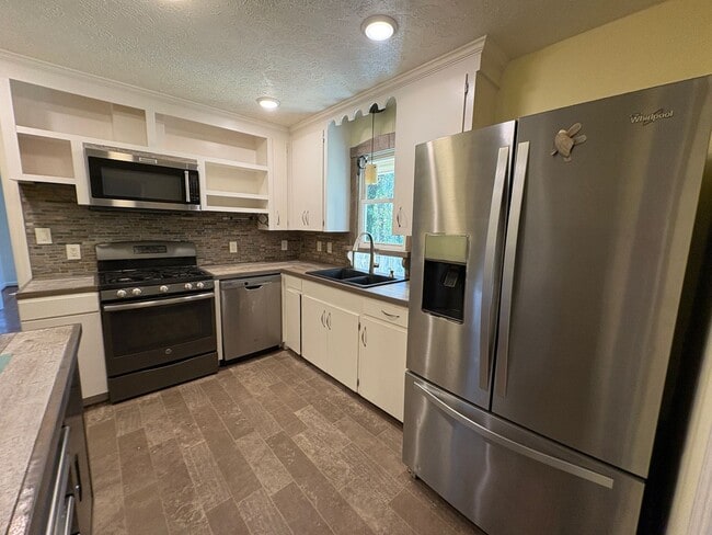 Building Photo - Beautiful home with lots of custom touches...