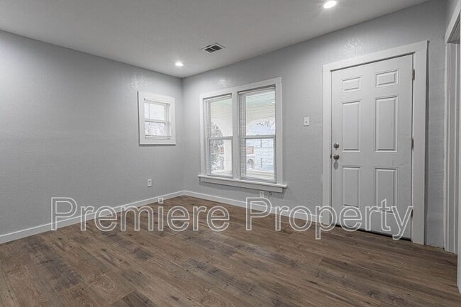 Building Photo - 1217 W 21st St