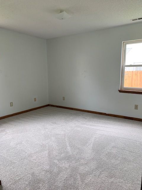 Building Photo - Adorable 2 Bedroom Duplex-106-B Pete Jones...