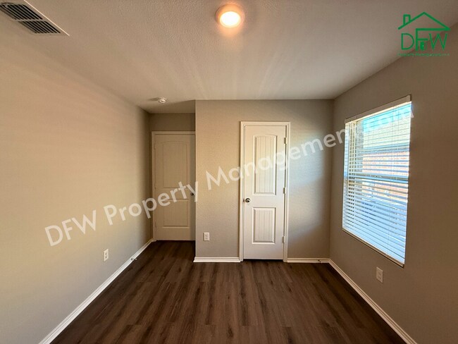 Building Photo - Modern 4-Bedroom Home with Island Kitchen & Spacious Backyard in Princeton!