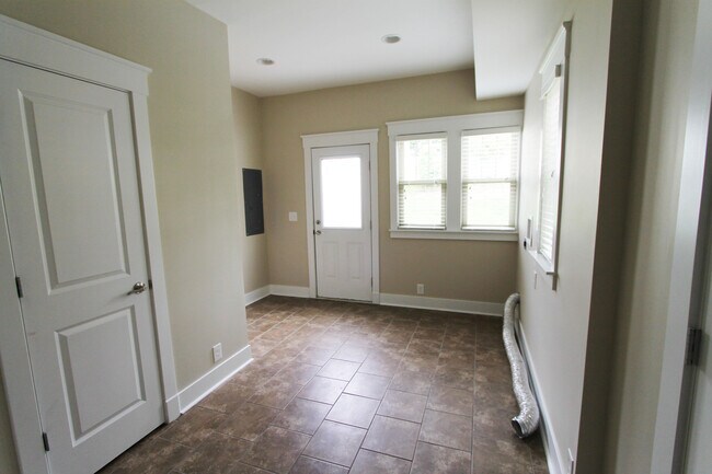 Building Photo - 307 S 50th St