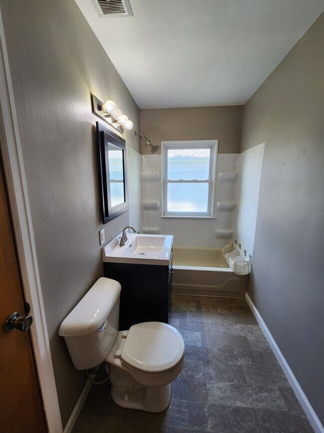 Building Photo - Great 3 Bedroom House