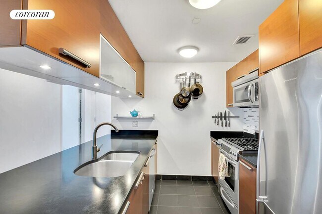 Primary Photo - 1485 5th Ave