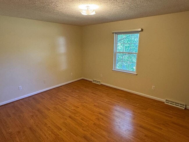 Building Photo - Charming 5 Bedroom Home off Lakeside Drive