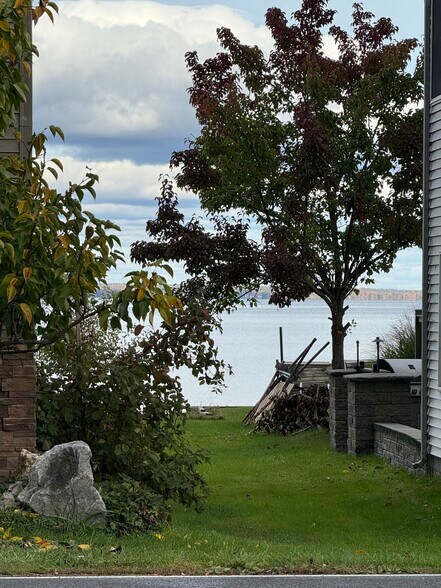 Building Photo - 7086 Lakeshore Rd