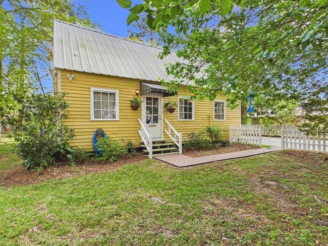 Building Photo - COMING SOON! Charming Cottage in the Center of Town