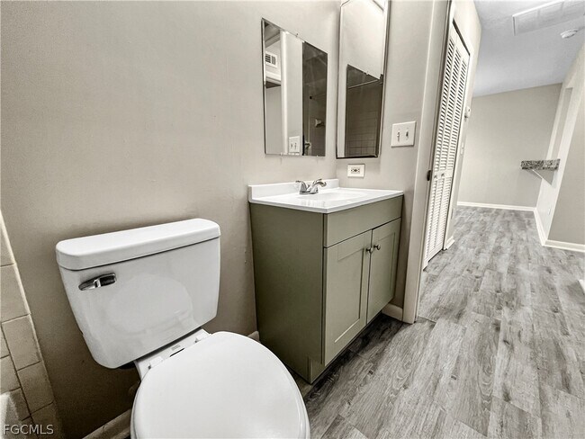 Building Photo - 4530 SW 10th Ave