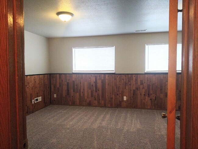 Building Photo - Spacious House - Brand New Flooring - Available Now!!